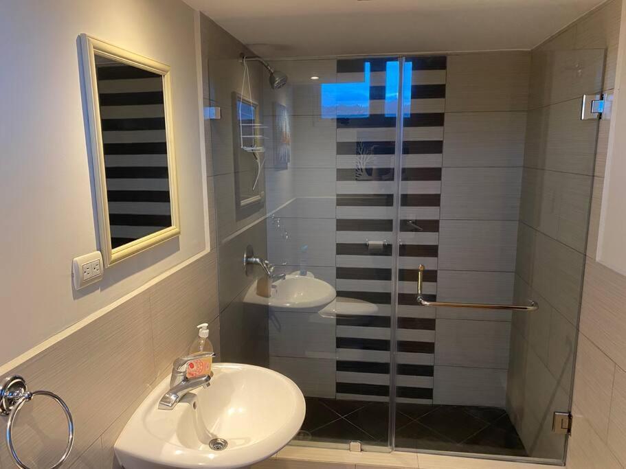 2 Rooms, 1 King Size Bed, 64" Smart Hdtv Гватемала Экстерьер фото